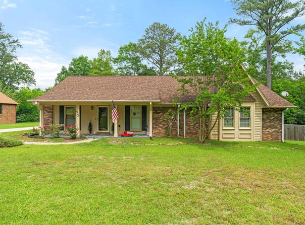 623 Cherry Ln., Laurel, MS 39440