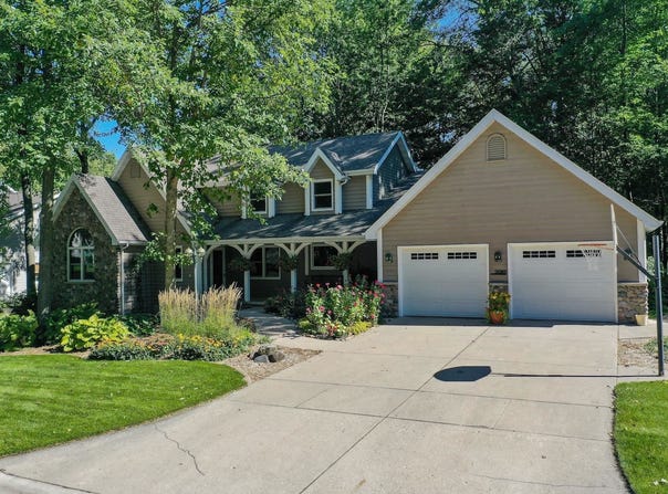 2085 CRESTWOOD SPRINGS Drive, GREEN BAY, WI 54304-1806