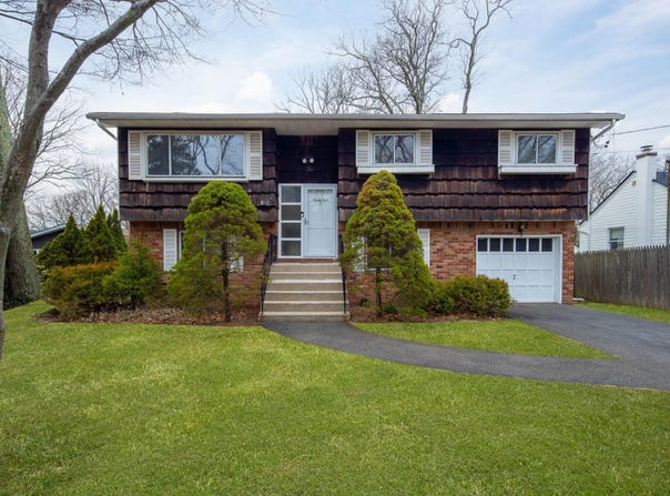 25a Winthrop Drive, Woodbury, NY 11797