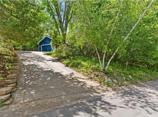9553 Woodridge Circle, Eden Prairie, MN 55347