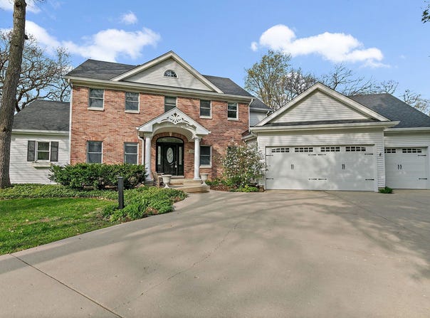 1251 Old Oak Court, Hampshire, IL 60140