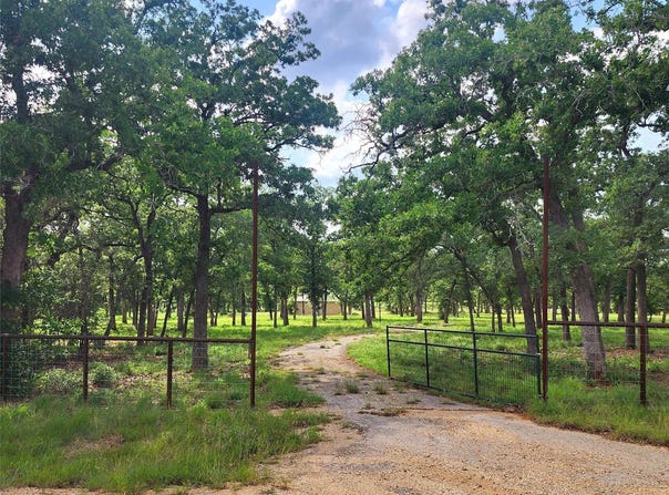 2123 Woodcreek Dr DR, Waelder, TX 78959