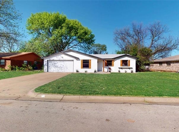 108 NW Jayellen Avenue, Burleson, TX 76028