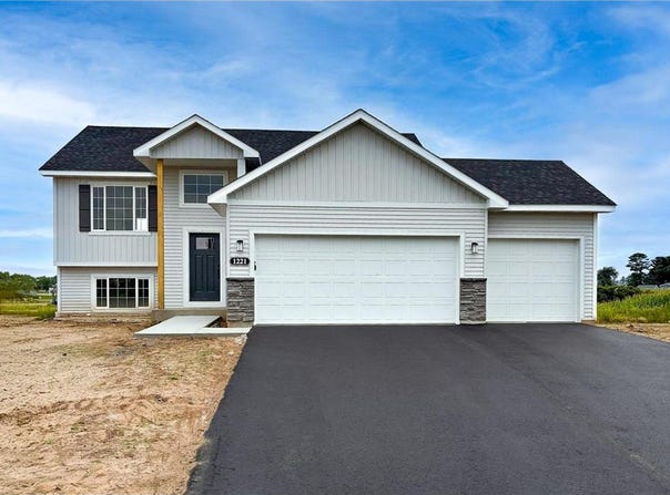 1221 Woods Road NE, Isanti, MN 55040
