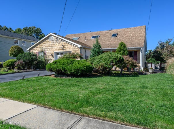 15 Carlow Way, Hazlet, NJ 07730