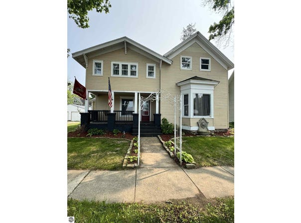 310 E Gilson Street, Edmore, MI 48829
