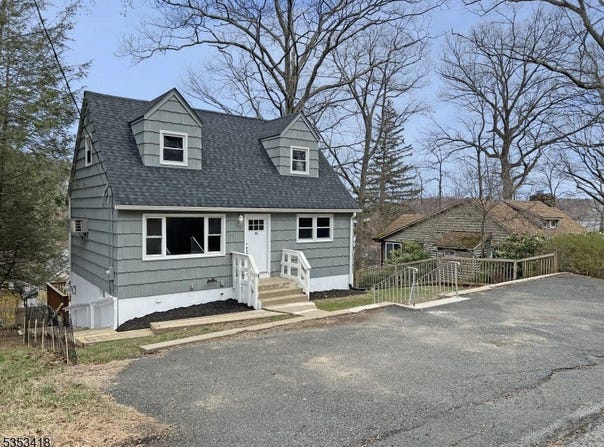61 Elba Ave, Hopatcong Boro, NJ 07843-1849
