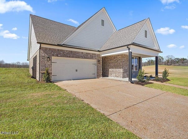 802 W Quitman Court, Nesbit, MS 38651
