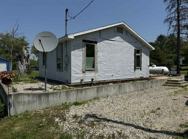 9388 S Lake Drive, Evart, MI 49631