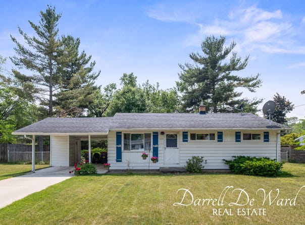 968 Kendalwood Street NE, Grand Rapids, MI 49505