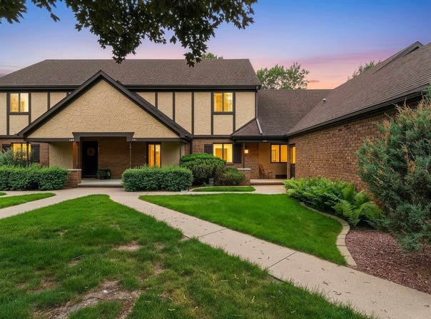 151 HARRYS Gateway, APPLETON, WI 54914