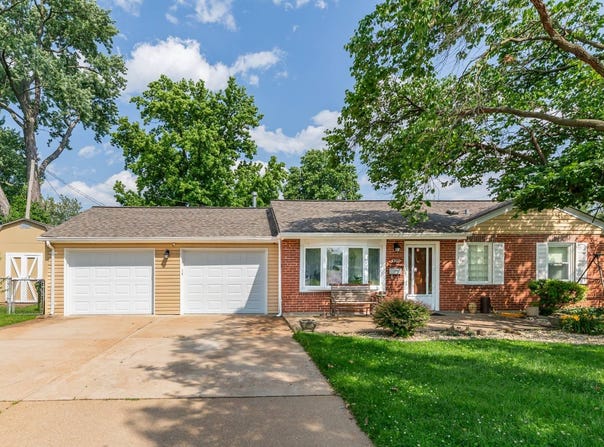 4300 Saint Dominic Ln, Saint Ann, MO 63074