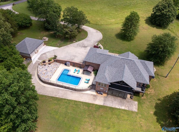 139 Summit Point, Guntersville, AL 35976