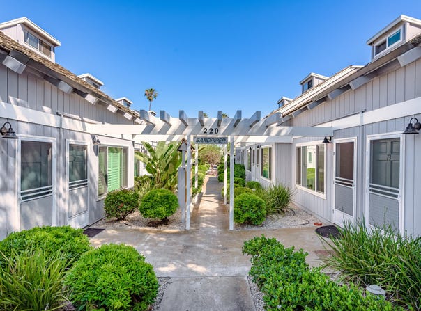 220 Elm Avenue, CARPINTERIA, CA 93013