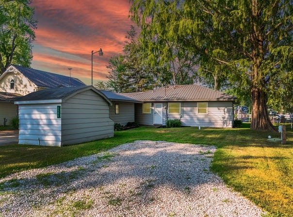 586 S Lakeshore Drive, Kimmell, IN 46760-9788