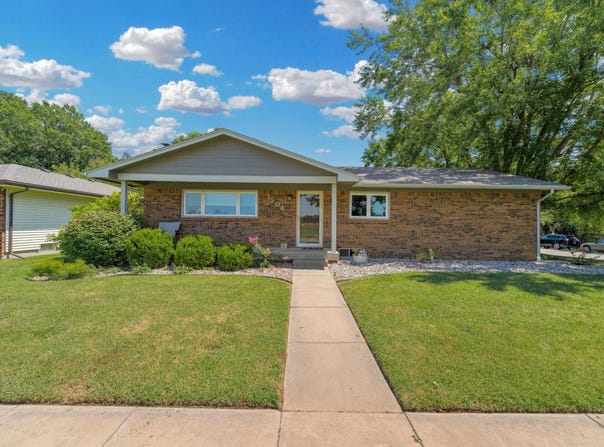 1304 N Country Acres Ave, Wichita, KS 67212
