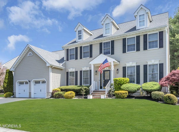 43 Periwinkle Circle, Tinton Falls, NJ 07712