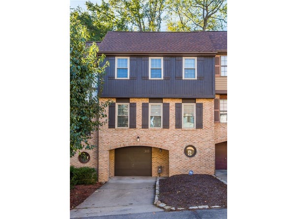 303 Sonnybrook Ct, Bethel Park, PA 15102