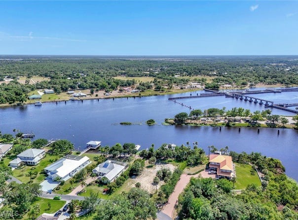 16420 Oakview Circle, Alva, FL 33920