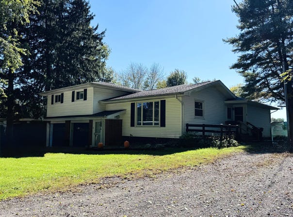5610 E Galien Buchanan Road, Buchanan, MI 49107