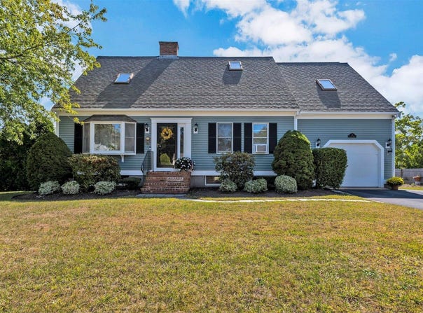15 Iyanough Road, Hyannis, MA 02601