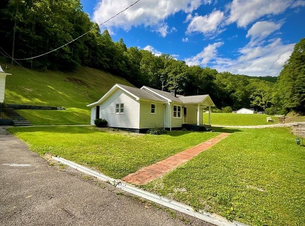 897 Harolds Branch Rd, Pikeville, KY 41501