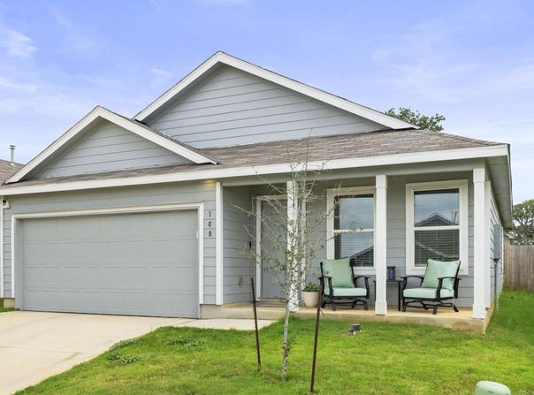 108 Ciarans Crossing Dr, Fredericksburg, TX 78624