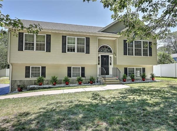 37 Lakeview Avenue, Lincoln, RI 02865