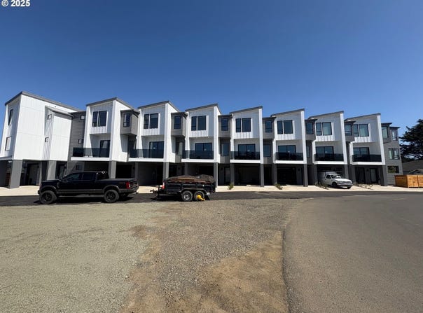 280 NW Huckleberry ST, Waldport, OR 97394