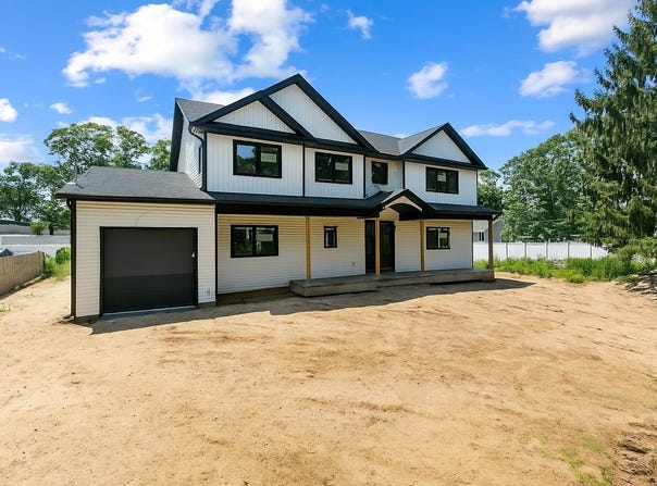 825 Weber Avenue, West Babylon, NY 11704