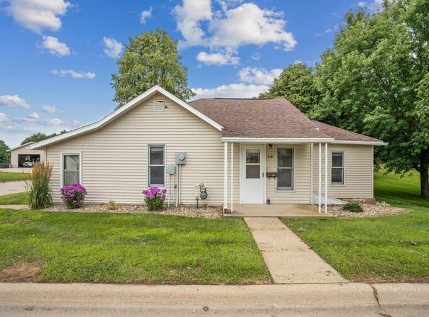 418 Adams St SE, Cascade, IA 52033