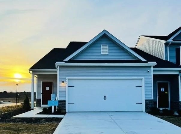 411 Honeycrisp Drive NE, Louisville, OH 44641
