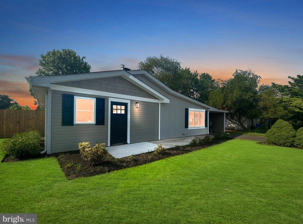 7 POPLAR LANE, LEVITTOWN, PA 19054