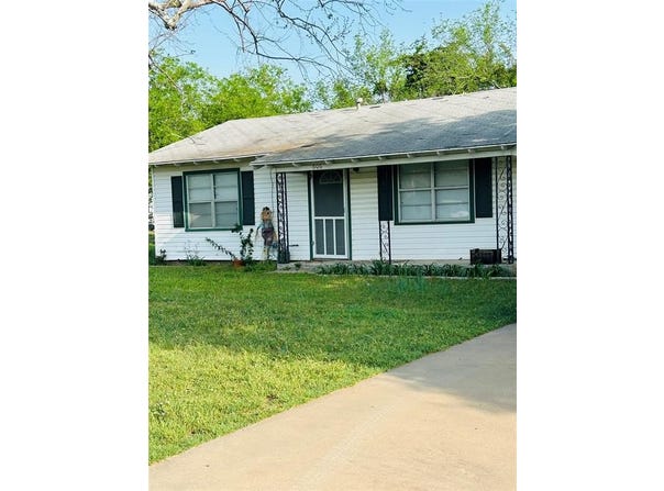 606 W Roosevelt Avenue, Whitney, TX 76692