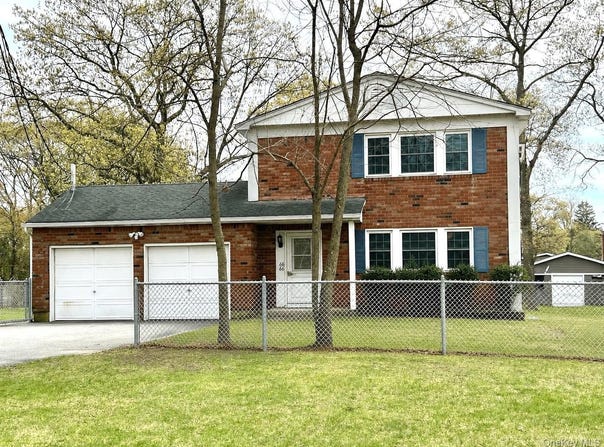 66-68 Hawthorne, East Islip, NY 11730