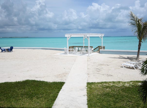 SANDY BUTTS & COCONUTS, Abaco, 