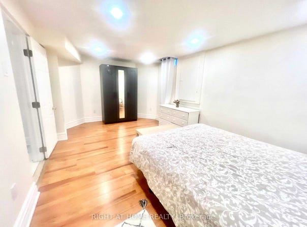289 Laurentian Avenue, Mississauga, Ontario L4Z2S2
