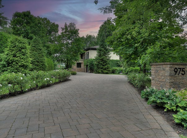 975 Rue Riverview, Otterburn Park, Quebec J3H 1Z2