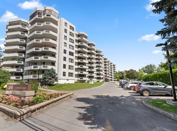 21 Chem. du Bord-du-Lac-Lakeshore, Pointe-Claire, Quebec H9S 5N3