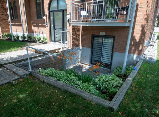 6062 Rue Gabrielle-Roy, Saint-Hubert, QC J3Y9B9, CA, Saint-Hubert, Quebec J3Y9B9