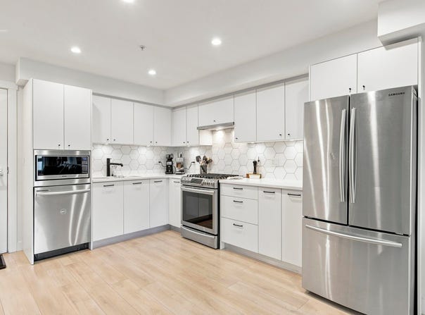 1519 Crown Street 305, North Vancouver, British Columbia V7J 1G6