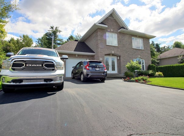 284 Rue Émile-Nelligan, Chicoutimi, QC G7J4Z1, CA, Chicoutimi, Quebec G7J4Z1