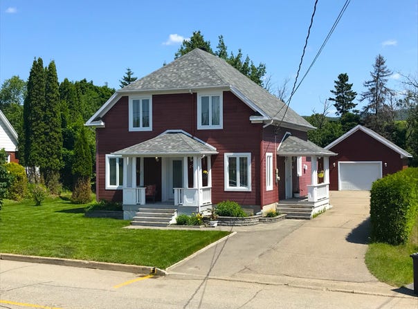 27 Rue du Parc, Clermont, Quebec G4A1J7