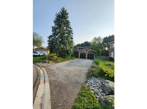 376 Selby Crescent, Newmarket, Ontario L3Y6E1
