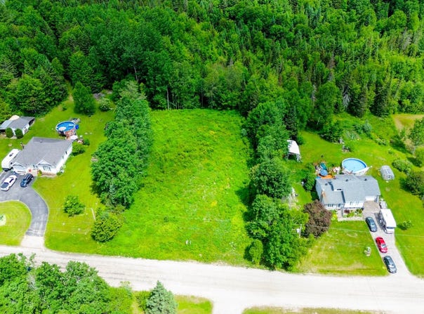 Rue des Iris, Mont-Laurier, QC J9L0E5, CA, Mont-Laurier, Quebec J9L0E5