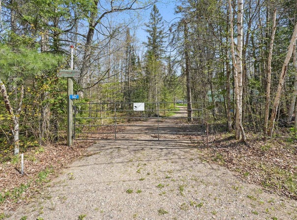 142 Ch. Crawford, Litchfield, QC J0X1K0, CA, Litchfield, Quebec J0X1K0