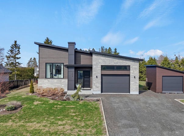 204 Rue Jeanne-Mance, Rimouski, Quebec G5L0E6
