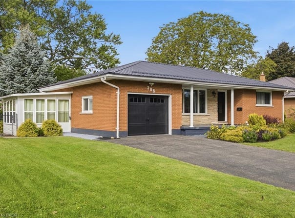 306 Adams Avenue, Haldimand-Norfolk, ON, Delhi, Ontario N4B-2Y5