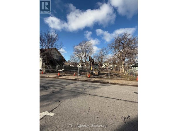 23 RAYMOND Street, St. Catharines (Downtown), Ontario L2R2T3