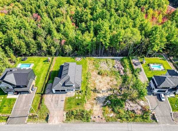Rue du Corail, Mirabel, Quebec J7N3T3